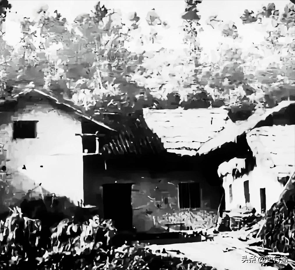 国家刚刚成立时，毛主席的韶山故居尚未进行修复。这张照片呈现了最真切、最珍贵的历史