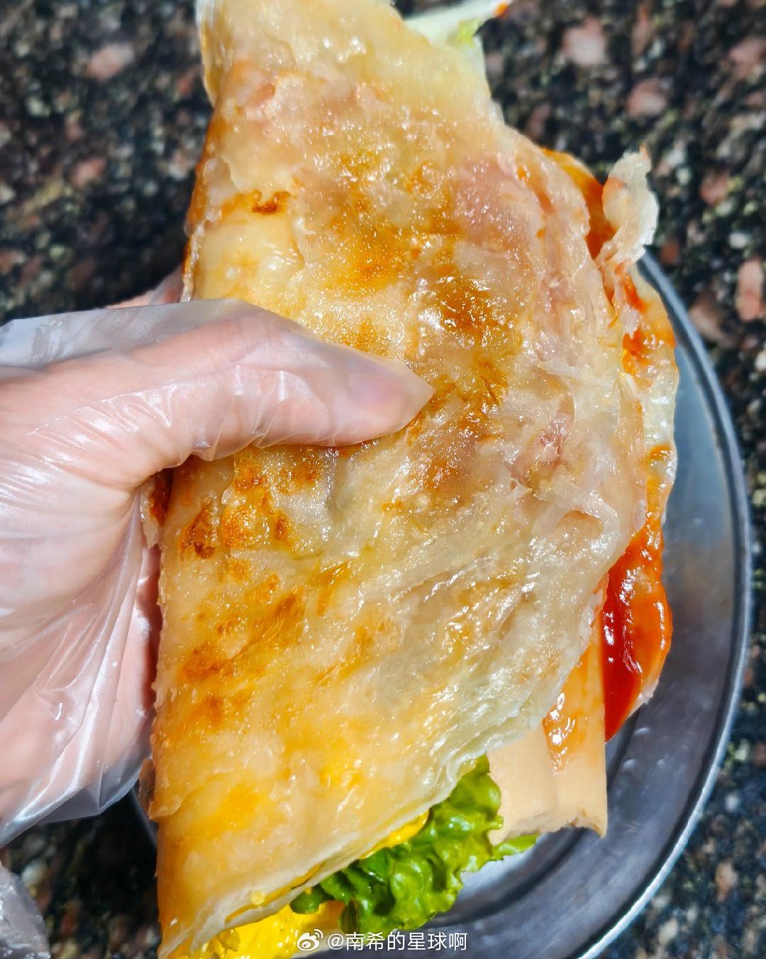 女儿最近总念叨：妈妈偏心，心里满是委屈。有天晚上九点半，她说想吃饺子，我问她要几