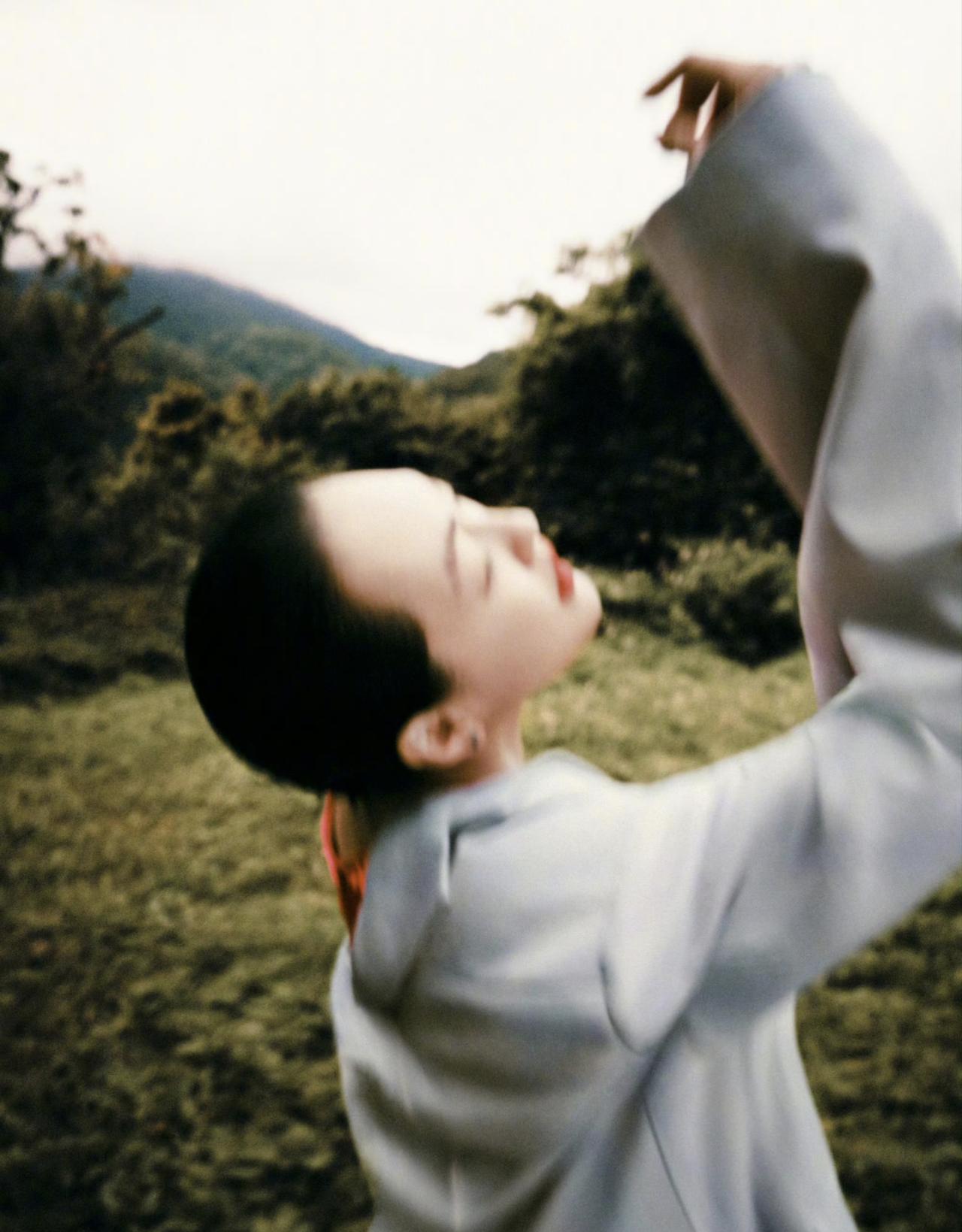 小S在室外,优美