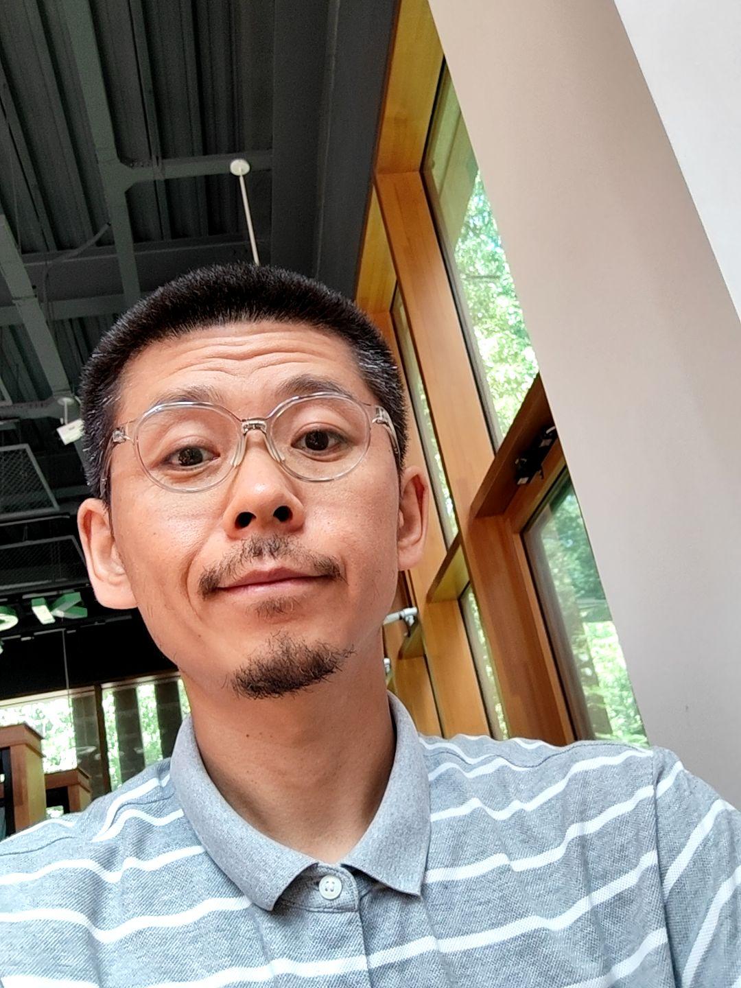 有的人穷困潦倒，认为生活太艰辛，甚至有时候会觉得喘不过气来；有的人付不起饭钱，也