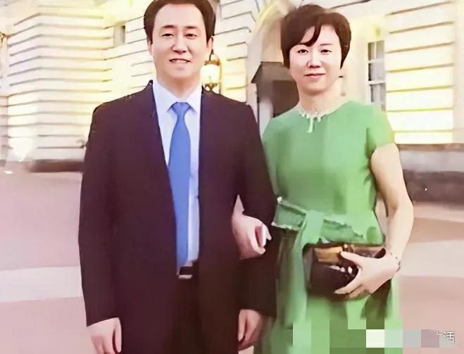 许家印或许只是其前妻的一个棋子！
尽管报道说，许家印和前妻感情非常好，但是到底怎