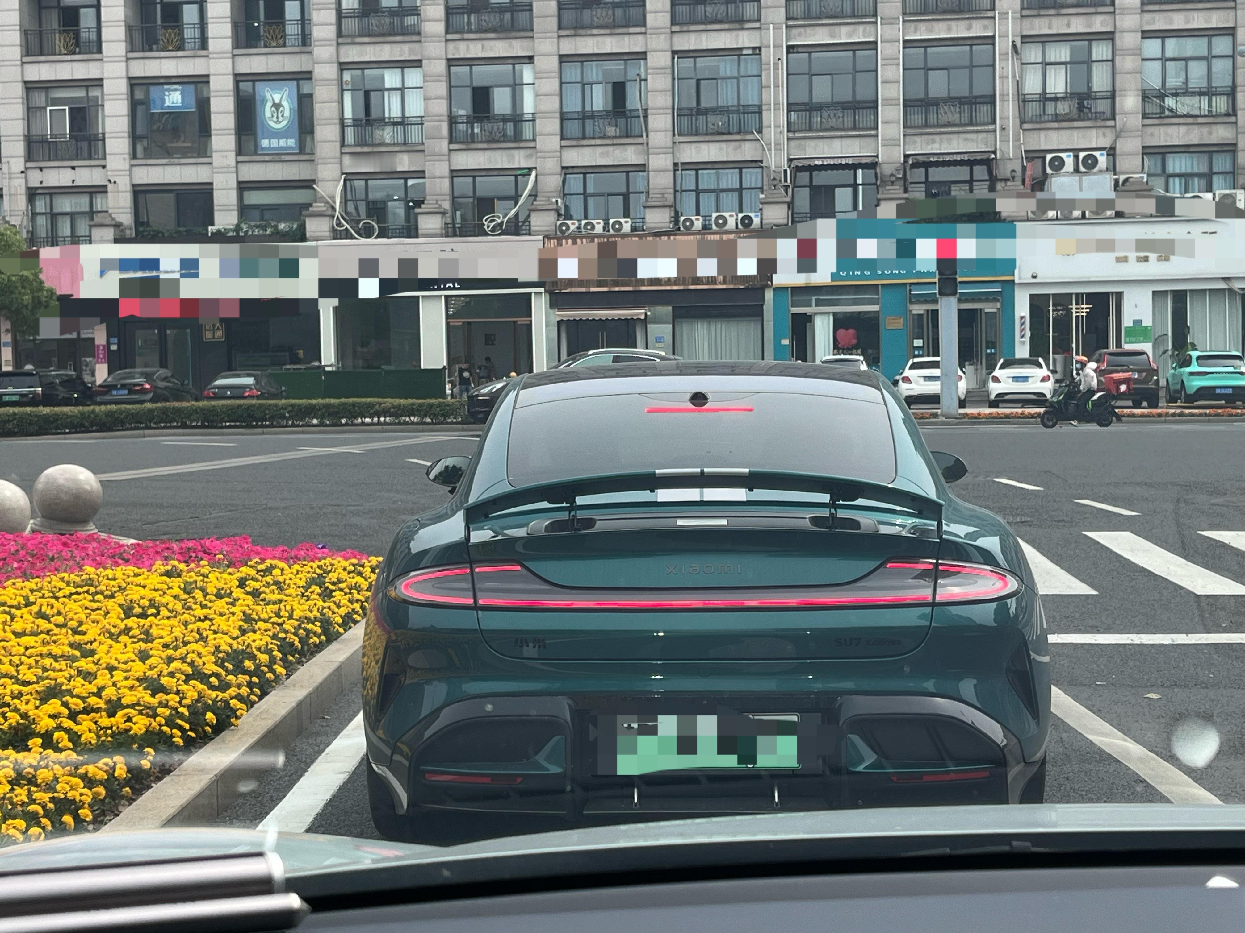 早呀偶遇SU7 Ultra鹦鹉绿又帅我一大跳 ​​​