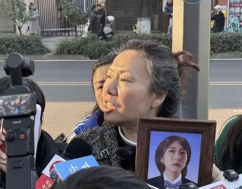 难道仅仅是因为患有精神分裂，就可以逃脱法律的惩罚，那对无辜的死者来说又是否公平呢