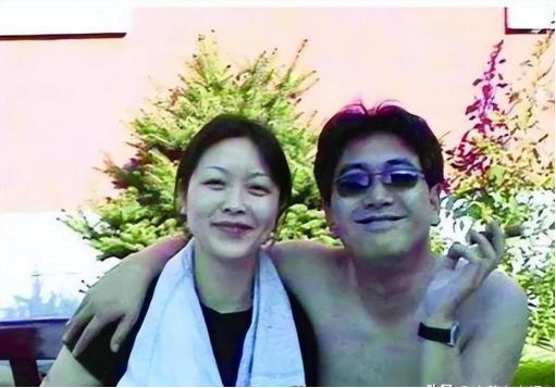 2007年，水均益的妻子意外瘫痪，他毫不犹豫选择和妻子离婚，女儿哭着恳求：爸爸，