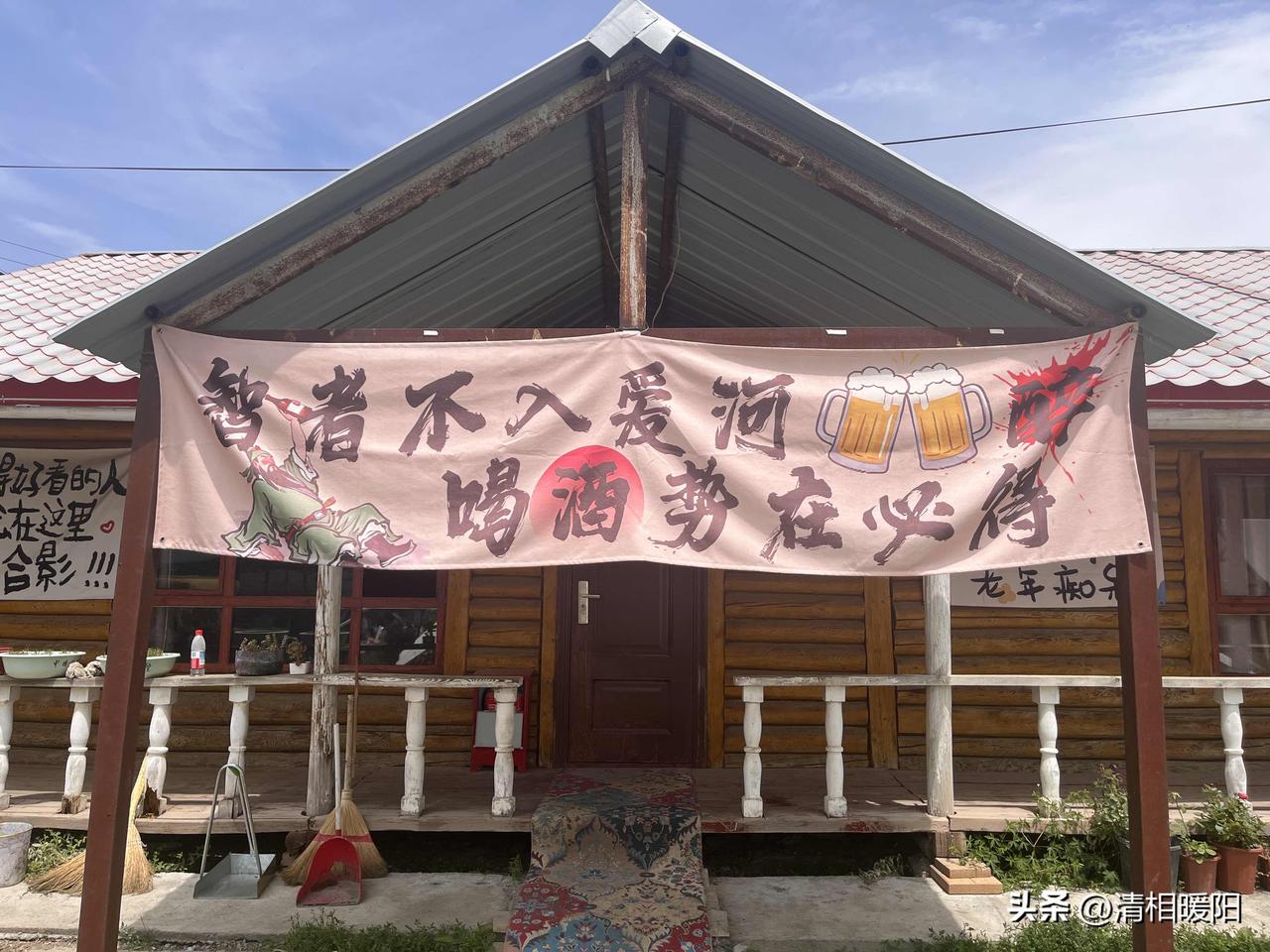 夏天避暑的好去处就是去山里，坐在22度的南山小渠子的天幕下，火锅冒着热气，牛肉卷