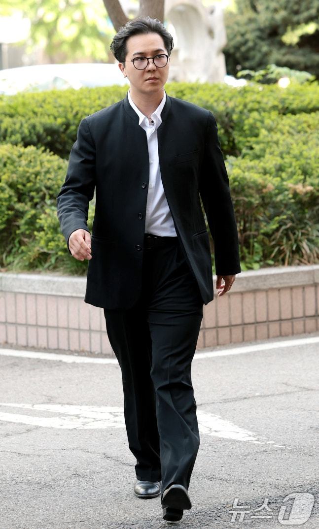 “懈怠服役嫌疑”宋旻浩出席首尔西部地方法院举行的第一次公审。 