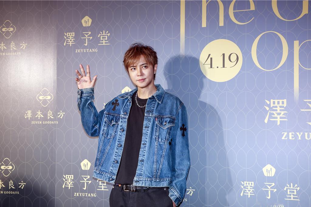 罗志祥回应乌龙死讯 罗志祥回应乌龙死讯：我还活着呢，之前有新闻说我猝死，这真的太