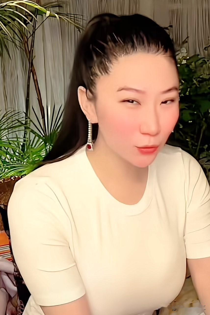 谢贤的小女友Coco确实不一般。她否认去英国读书是真事儿。这就好比给她开了个精英