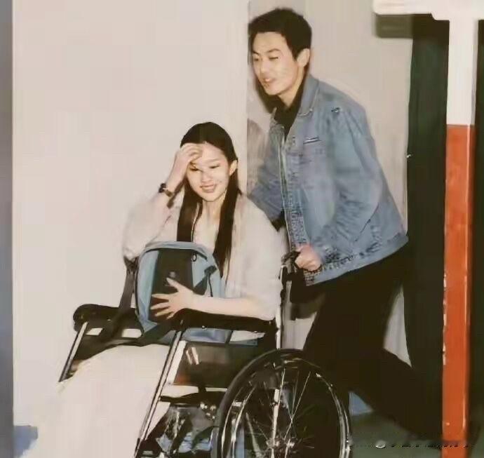 原来他们两个在读大学的时候是一个 班的，女的多数人能认出来，她是刘亦菲，年轻时候