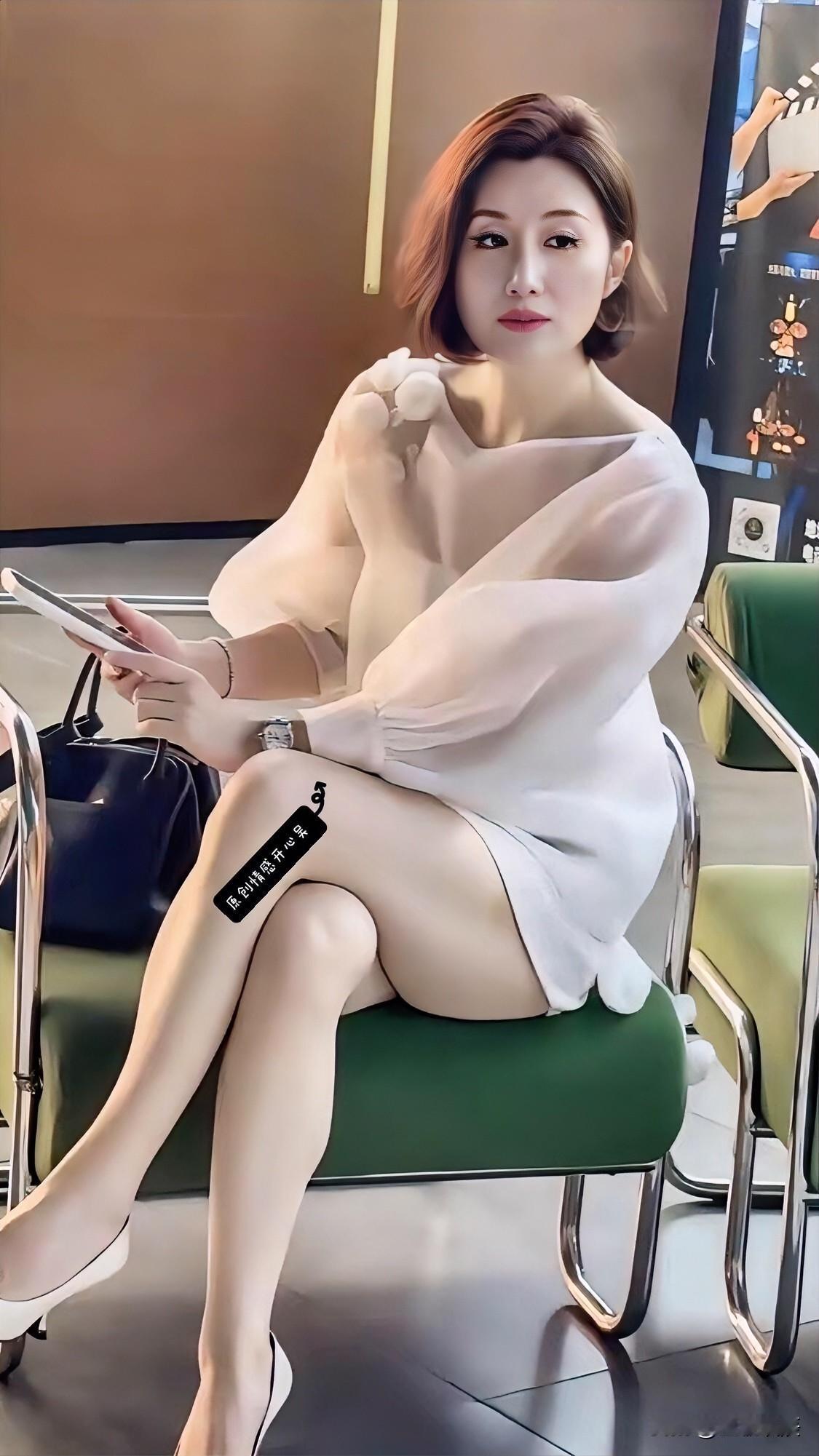 以前的一个同事跟我说，她一儿一女，现在把她忙的一点也没拾闲的时候了。她女儿结婚以