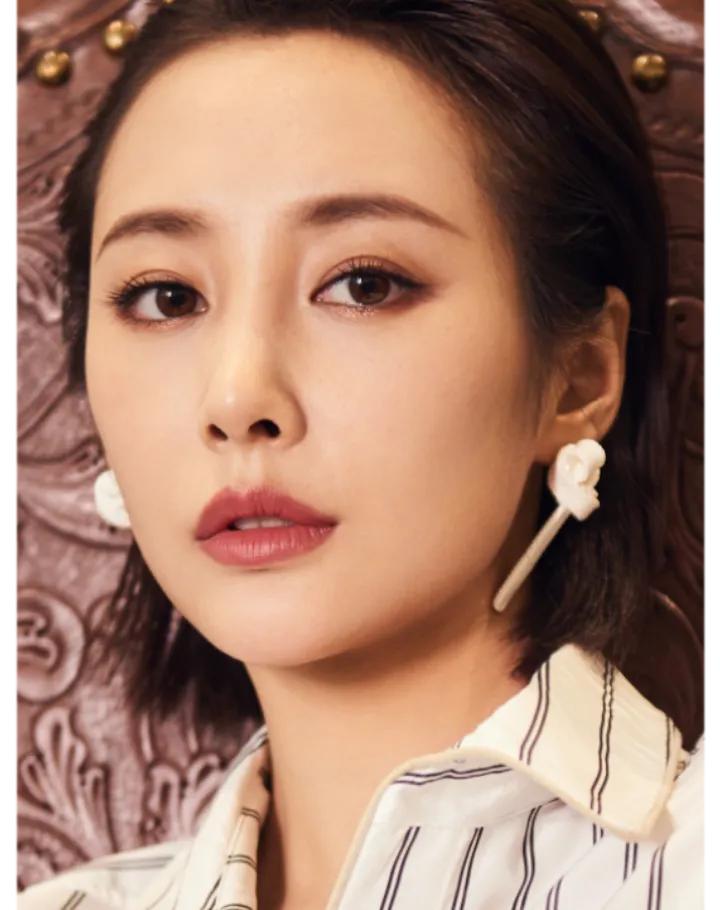 李纯的深情遭遇：专一与自由的碰撞

李纯的爱情，如同她的人一般，纯真而实在。她全