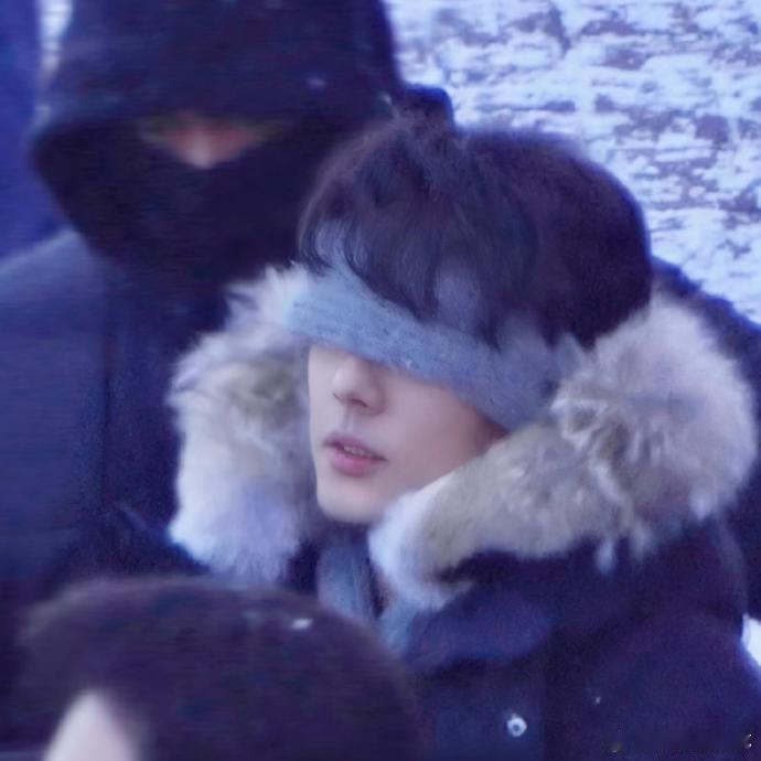 肖战最新蒙眼路透肖战蒙眼神图 九敏🆘肖战小城良方雪天蒙眼，氛围感直接封神，蒙眼