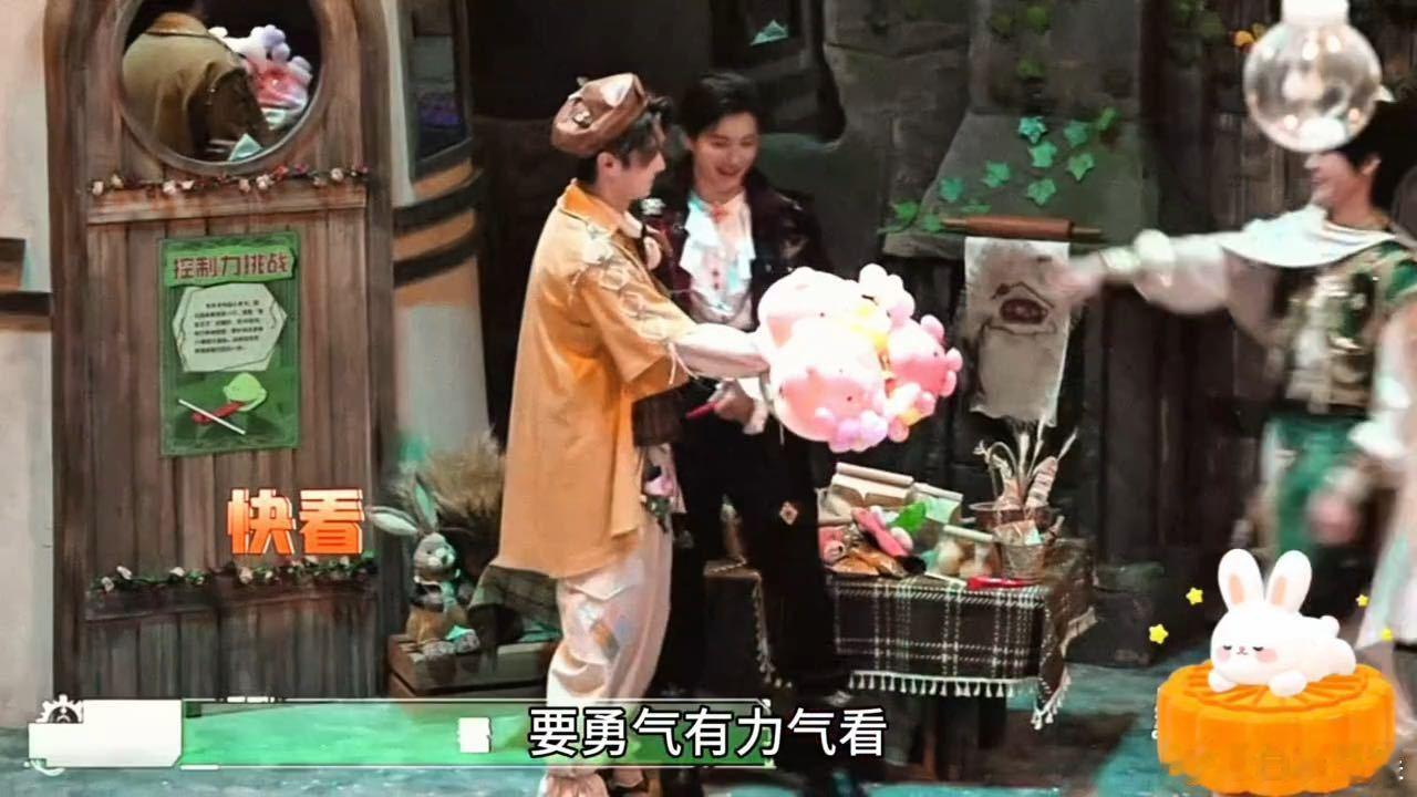 谁能不笑死在张真源唐艺昕同步指许凯这幕！"人人"本人就在许凯身边，还配合得这么天