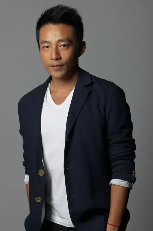 一个喜欢带你买买，
一个要什么画什么，
一个坐在宝马里哭，
一个坐在单车后面笑。