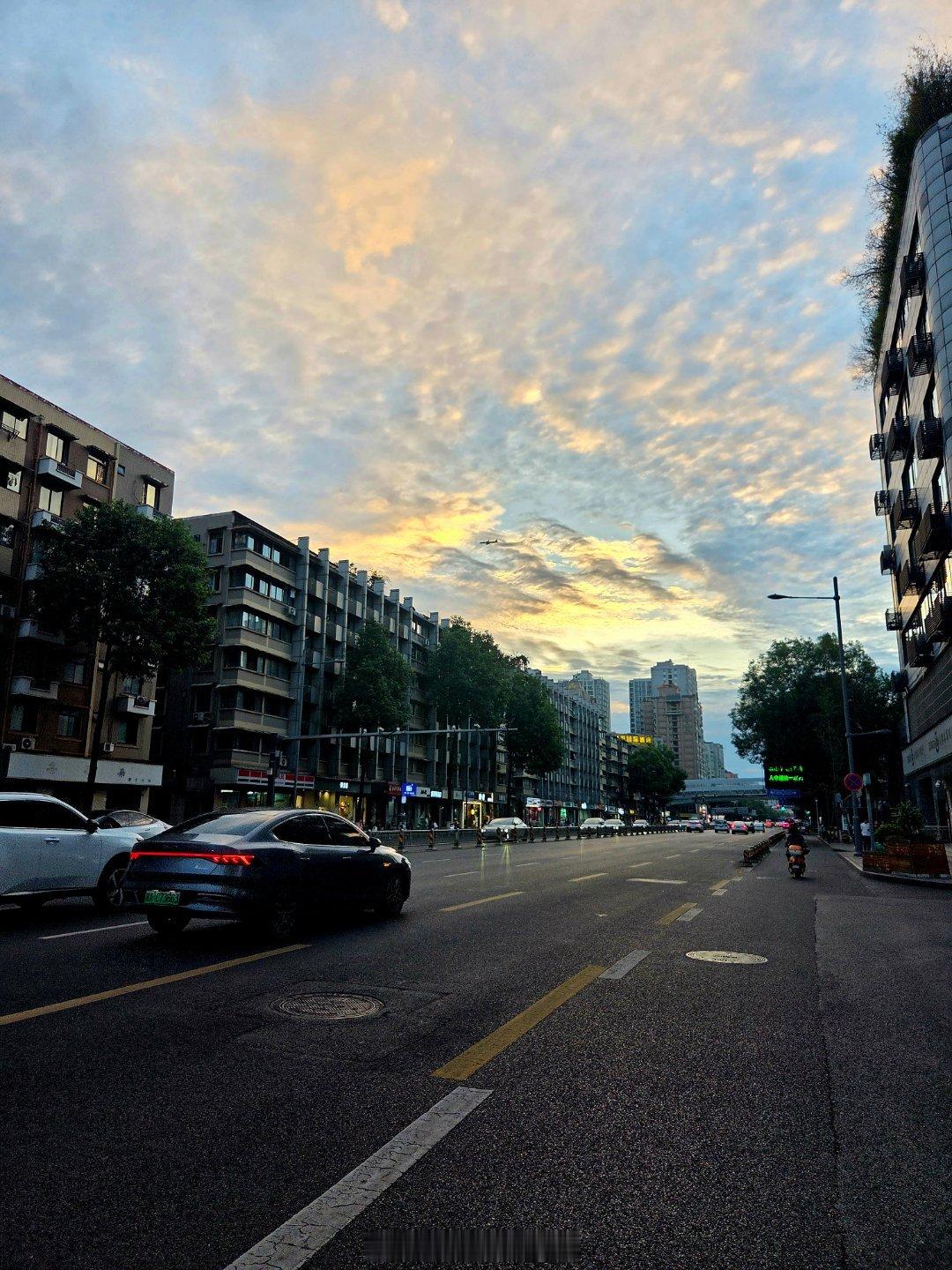 随手拍成都成都天空城市影像记我被成都的夜晚迷住了手机摄影爱好者昨天晚上成都天空的