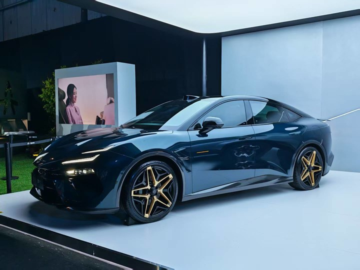 当“蹭合作伙伴的设计”成为“天经地义，不容置喙”的行为之后，也就怨不得别家也这样