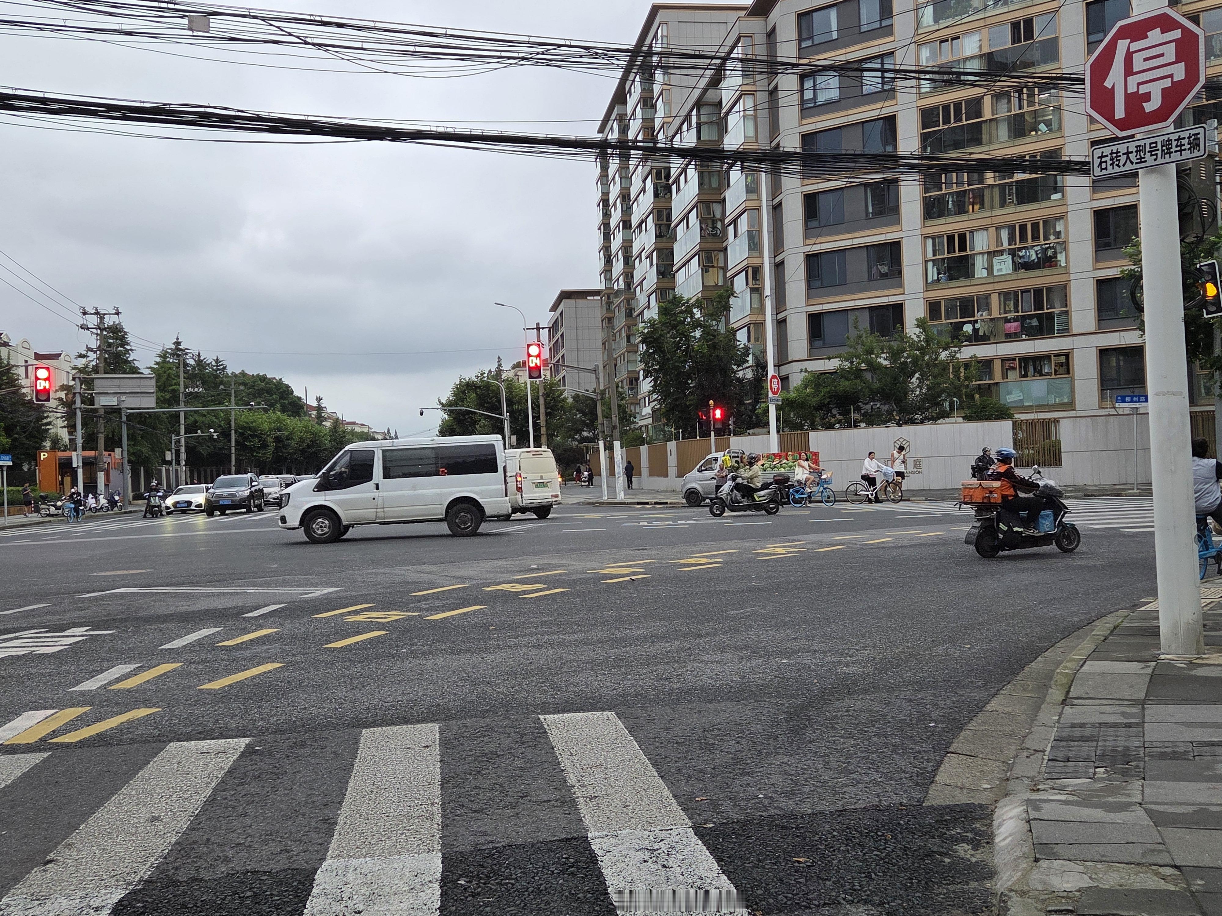 今天下班终于不下雨了，但是好冷啊！笃悠悠骑自行车回家，都快冻死了这是立秋了吗
