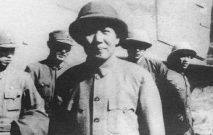 1945年重庆谈判期间，毛主席受到宪兵监视，营长含泪感慨天下少有这样的场面令人动