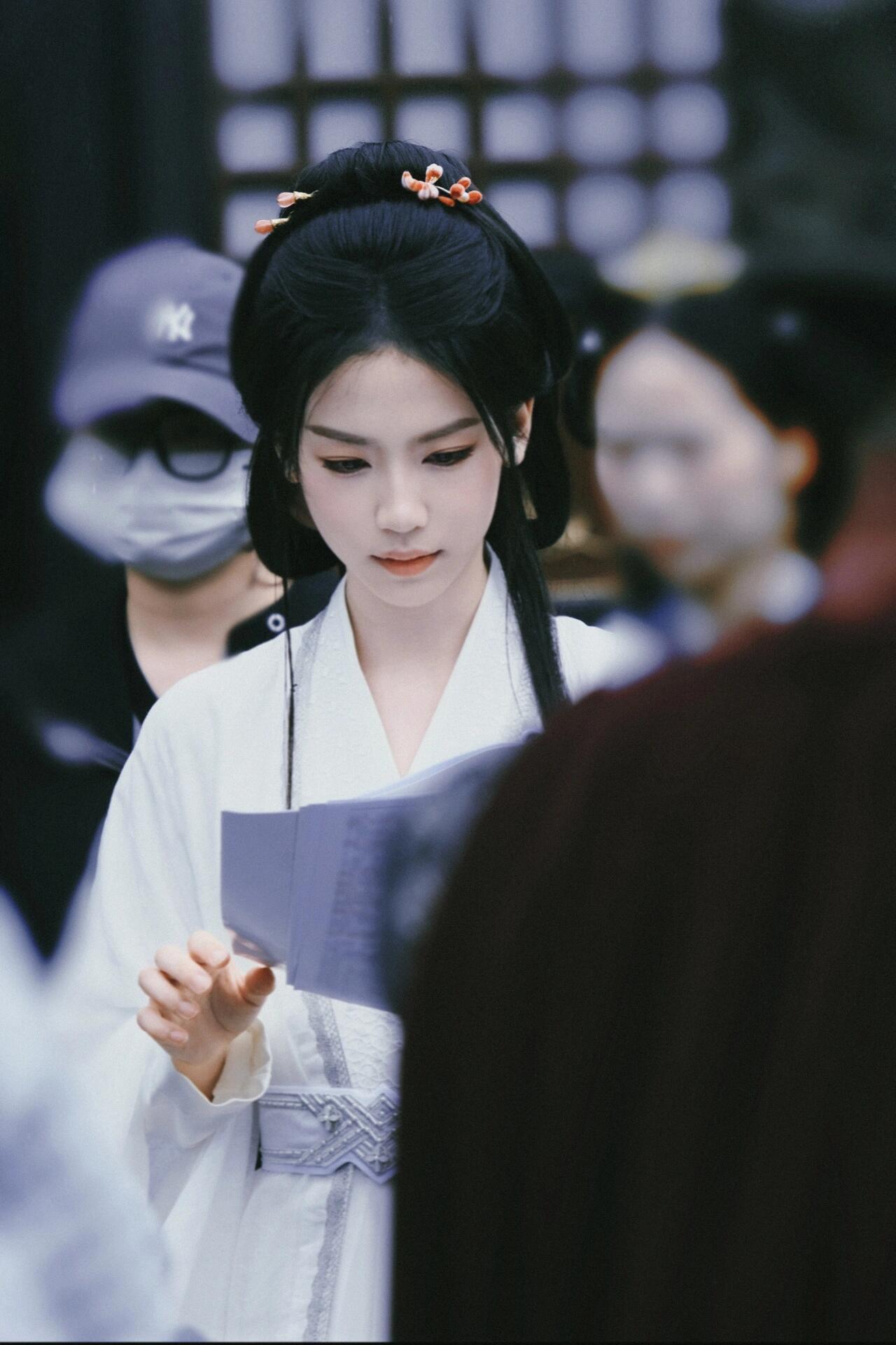 清纯小白花脸来演疯批那个反差才叫绝，刘梦芮这一袭白衣飘飘独立的造型加上情绪浓烈的