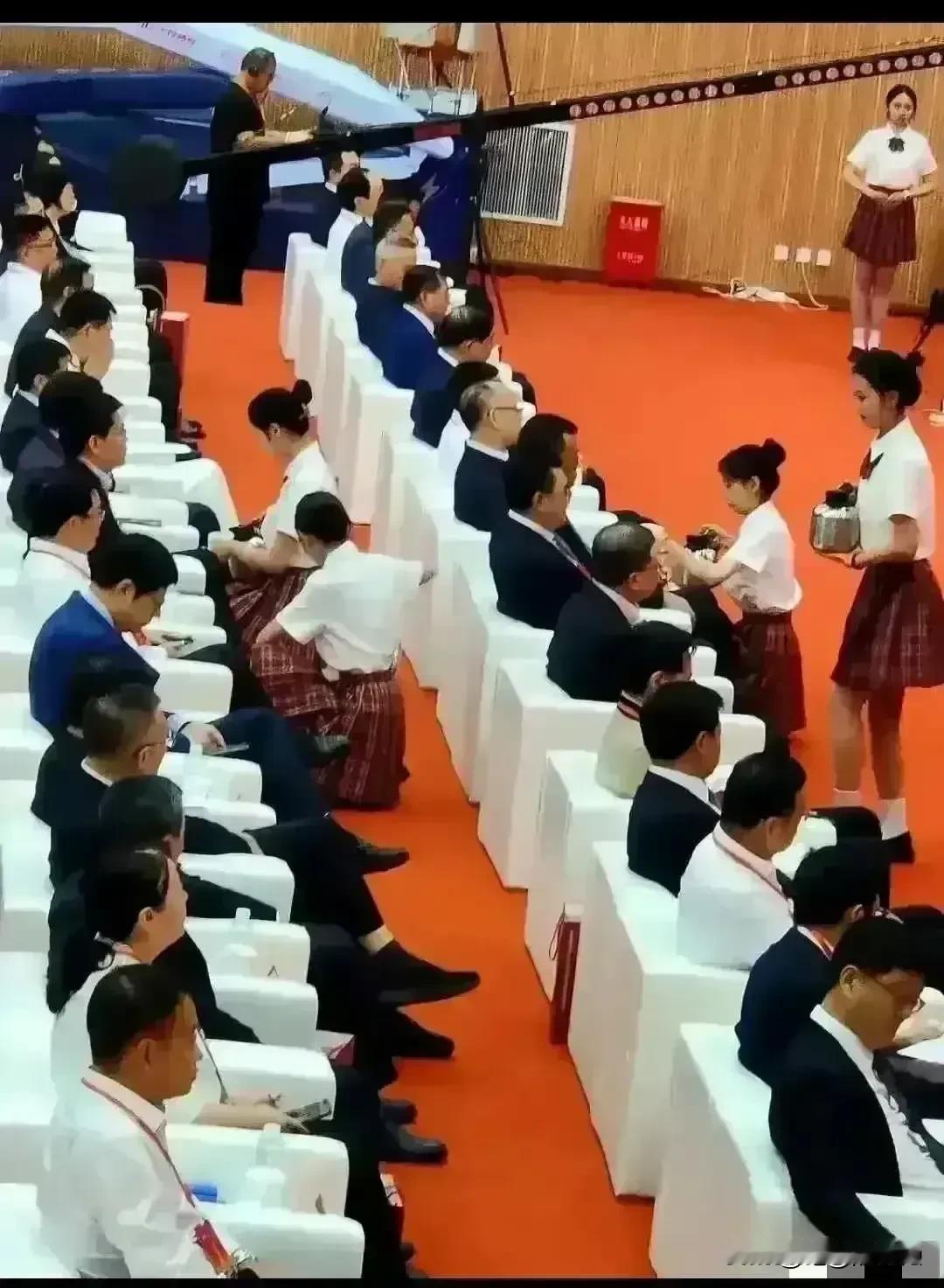 我信了，会议新改革，这矿泉水浪费钱，每人桌上一个茶壶 确实很环保 ～ 

任何行