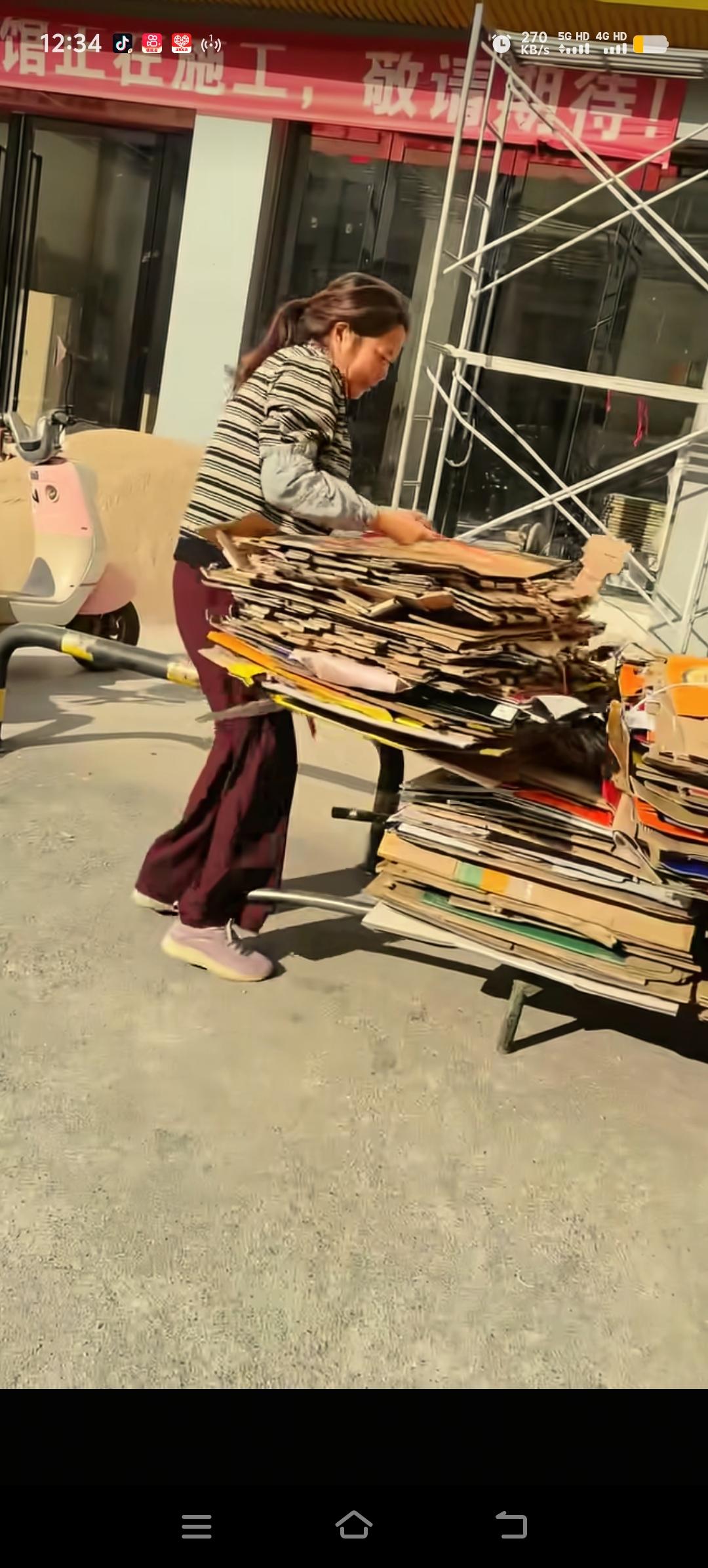 王晓举的妈妈在云南，仍然过着和往常一样的生活，她没有工作，收废品就是她的工作，她