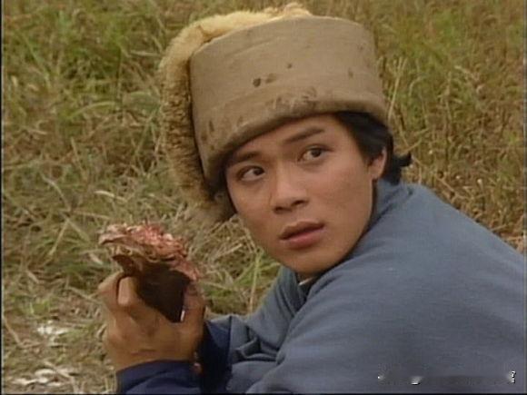 郭靖的同款帽子，原来郑少秋曾经也戴过呀！在这相同的拍摄角度，演员都是手拿食物的情