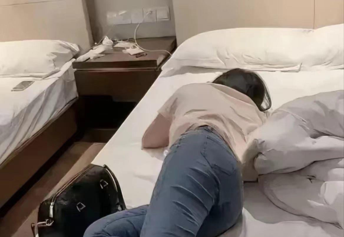色字头上一把刀！贵州贵阳，52岁男主管带28岁女下属出差，饭局上女下属喝醉断片，