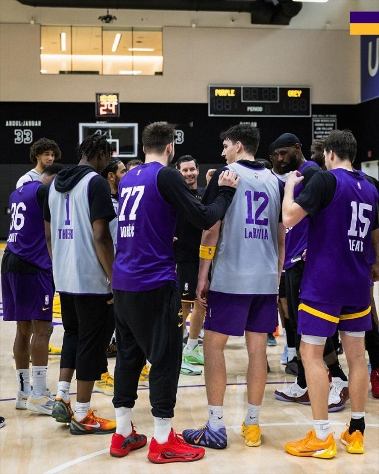 湖人明天有望全员14人出战，这是开季以来首次。詹姆斯的赛季首秀，比以往迟了一个月