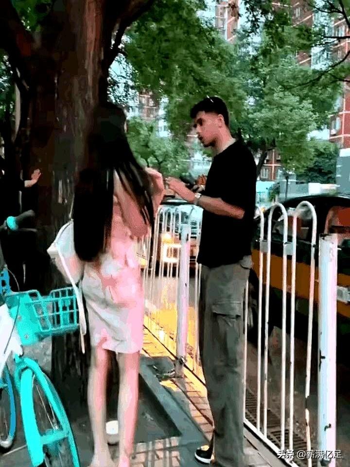 这两天，在路口等红灯时，一名印度来访者拦住一位年轻女生，开口就要联系方式，被拒后