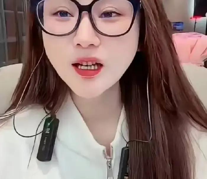 沈曼没出现在刘二狗生日合照里，网友直接炸锅，追问“礼呢”她直播解释当天有拍摄，实