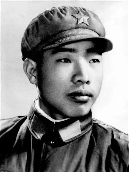 1961年8月，王杰入伍，在原济南军区装甲师某部工兵营1连任班长，王杰在部队率先
