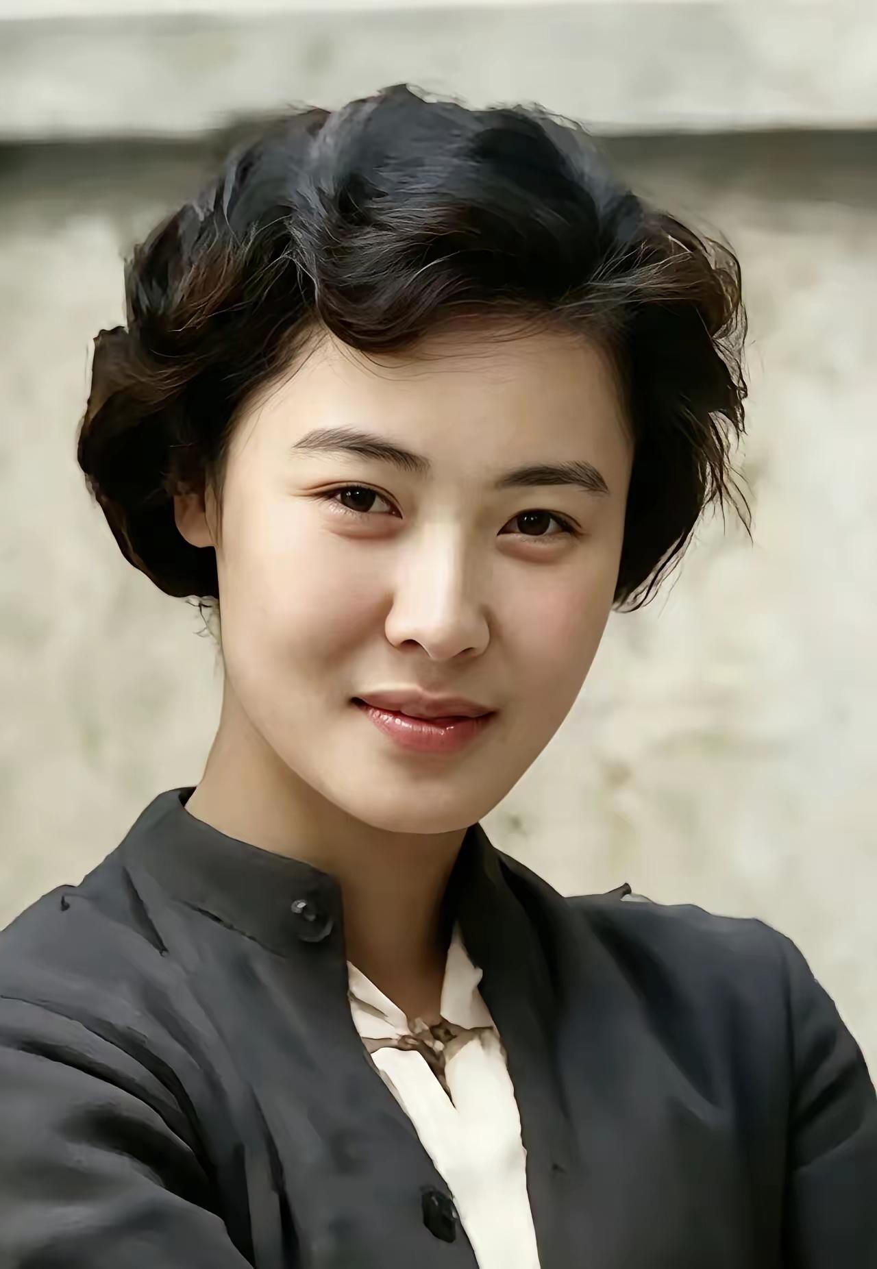 王铎：这是1954年，24岁的郭兰英。又年轻，又好看。