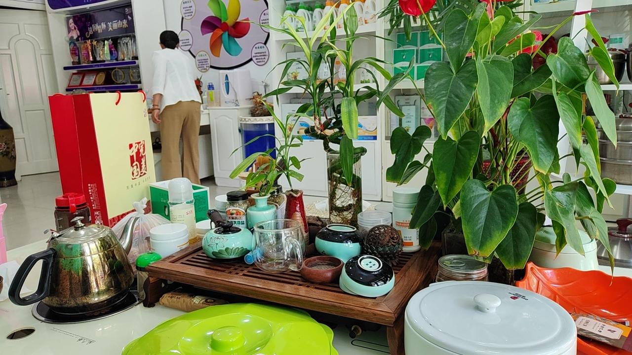 这个社会, 比吃穿， 比房子, 比汽车，比成绩，比相貌， 就是不比人品、 善良、