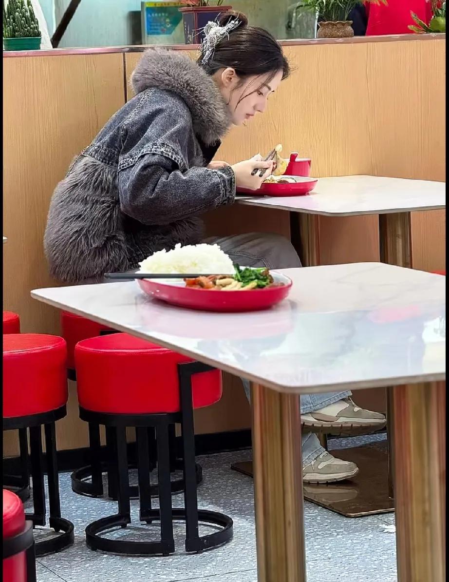 饭店看到的，月薪5000，追她，能拿下不？[呲牙]