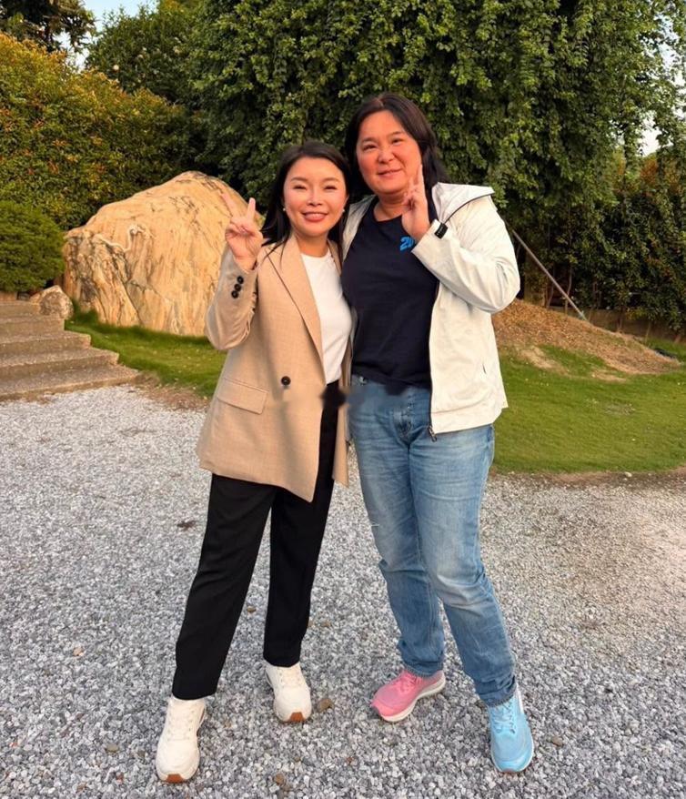 跟陈玉珍合影，就是间接跟张凌赫合影瞧瞧，玉珍很快就变成合影二道贩子了热点观点 ，