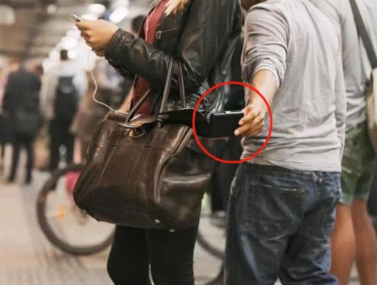 听说在欧洲，小偷之间居然有个不成文的规定，就是能偷中国游客的钱和东西，但绝对不能