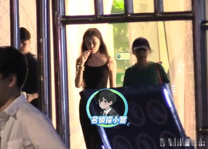 李亚鹏带李嫣聚餐 李嫣抽电子烟，好酷的画面[吃惊] 李嫣抽电子烟 ​​​