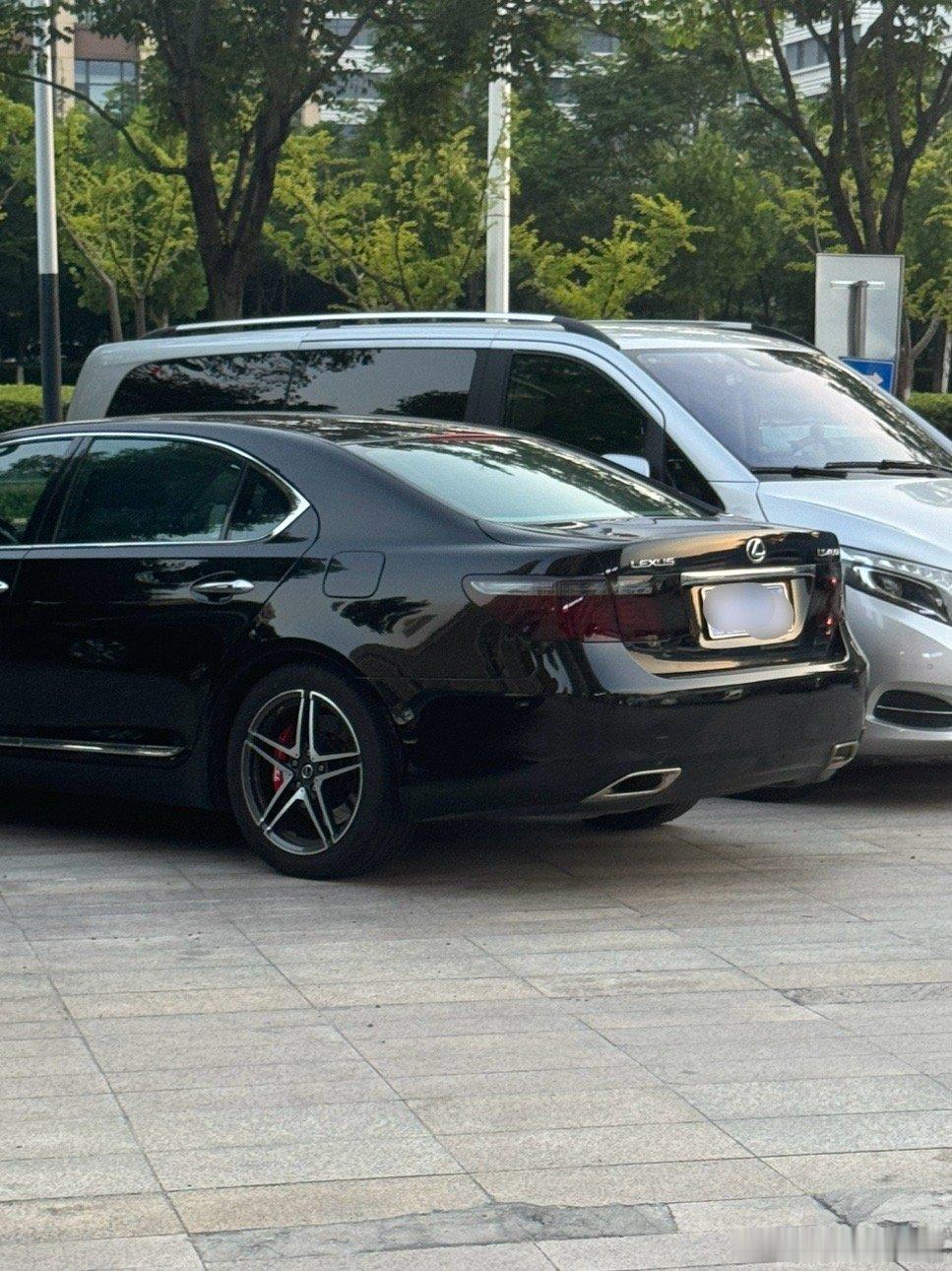 感觉五幅轮毂只配德系硬朗线条，日系温和的设计风格不太适合…[思考] ​​​