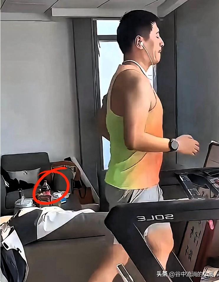 张雪峰办公室健身房的内景曝光。
下图 有一张他在跑步机上跑步的照片，
这个关起门