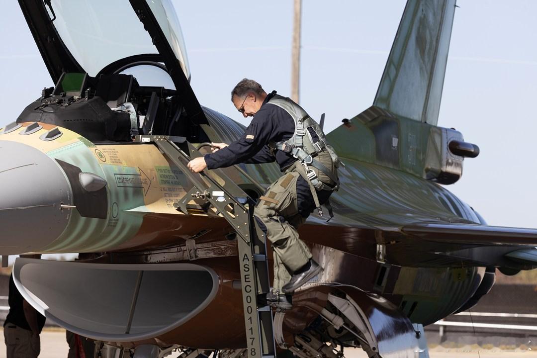 【#兵器欣赏#：#武器装备#   保加利亚空军首架F-16 Block70战斗机
