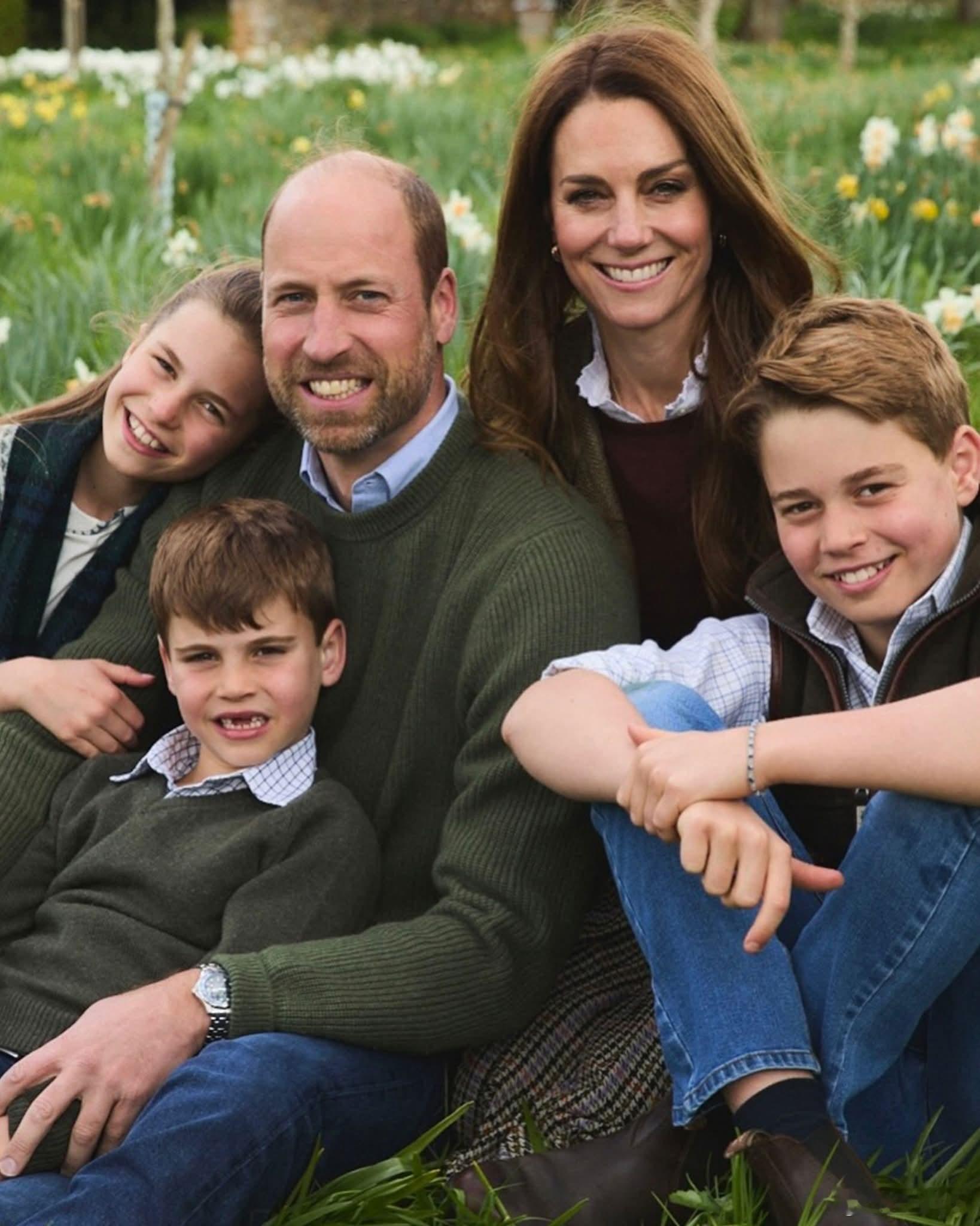 英国王室 🇬🇧威尔士亲王一家五口和苏塞克斯公爵夫妇一家四口公布2025年圣诞