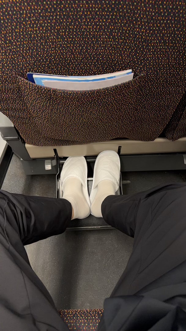 女子乘高铁投诉男子吸烟却被发口罩，这个问题难点在于铁路系统管理没那么死，如果像航