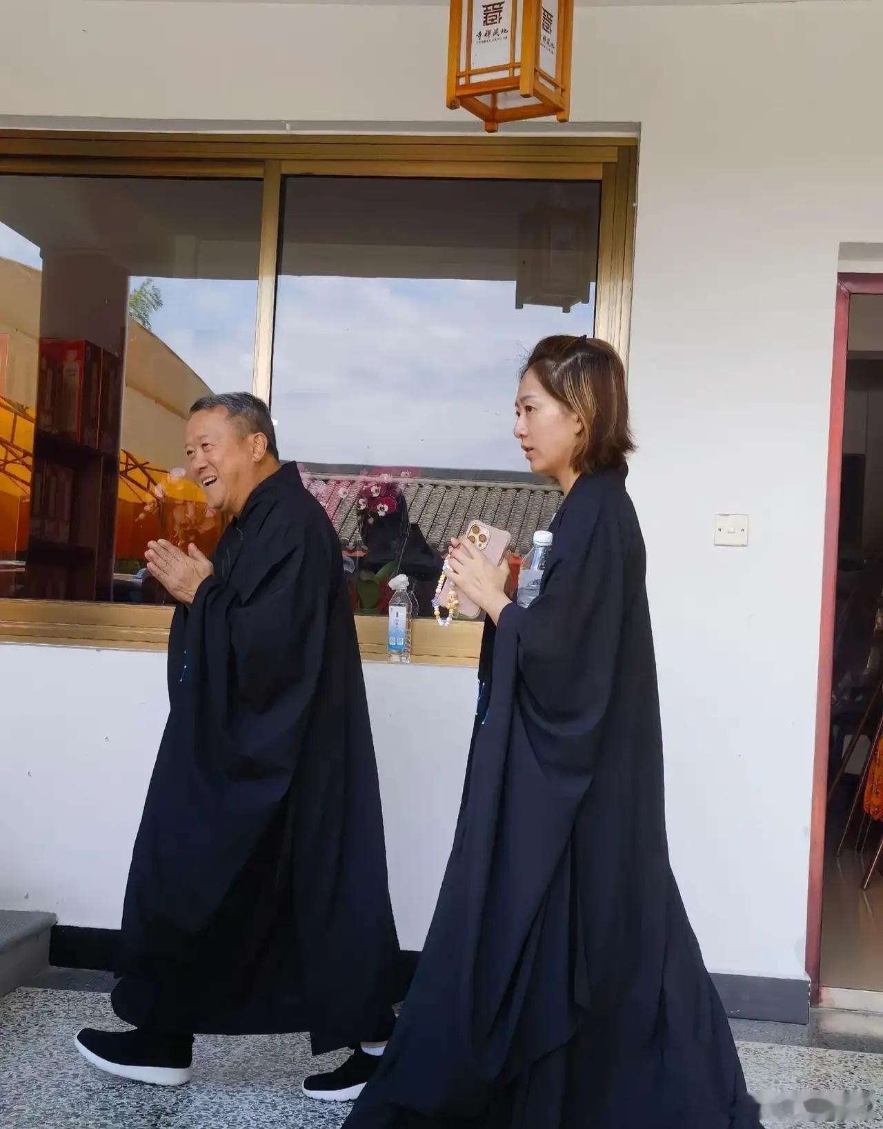 曾志伟寺庙做义工曾志伟与女子寺庙做义工 偶遇曾志伟寺庙做义工，身旁女子陪同，两人