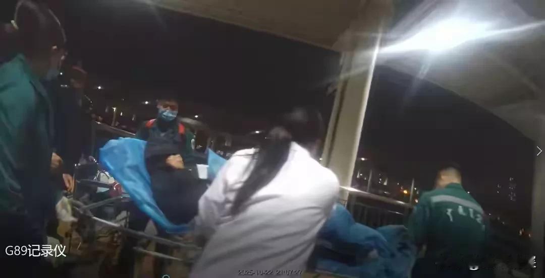 近日从北京市开往成都的G89次列车，稳稳的落在了广元车站，图片中，广元的医生在站