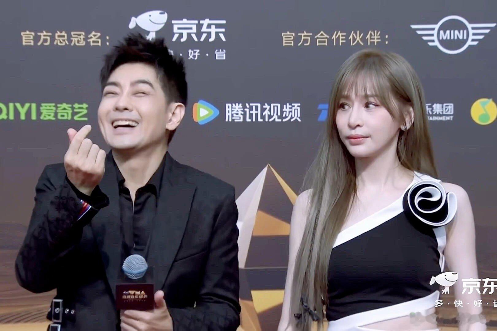 林志颖比心，王心凌:到底谁才是甜心教主啊 ​​​