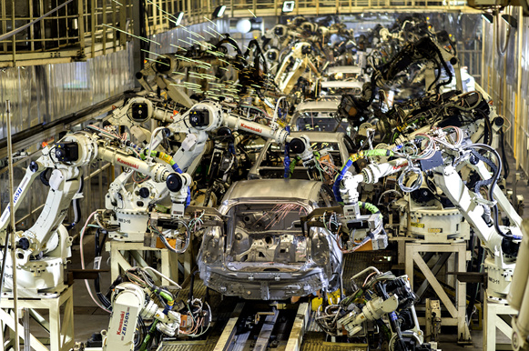 据环球时报报道，美以伊战事冲击日韩车企。丰田3月底前将中东出口量减少2万台，日产