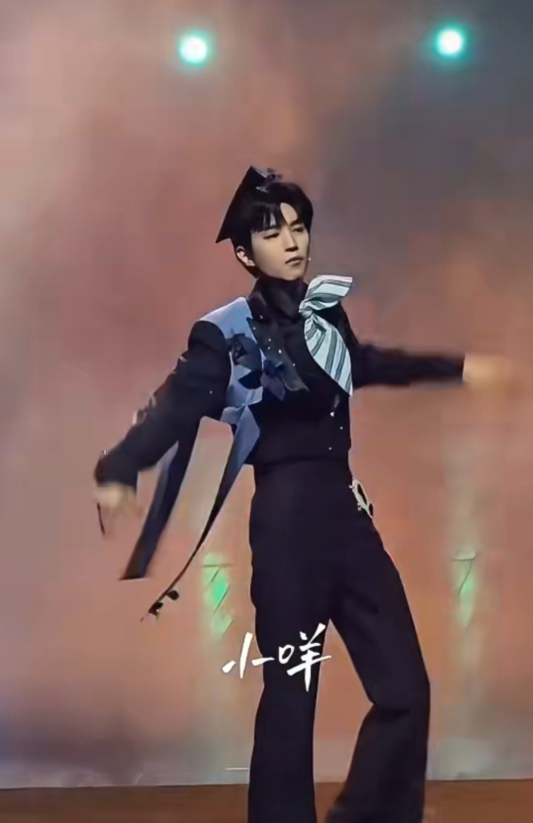 王俊凯话剧唱跳舞台王俊凯话剧舞台上唱跳王俊凯爆炸头王俊凯真的用实力打破标签了！话