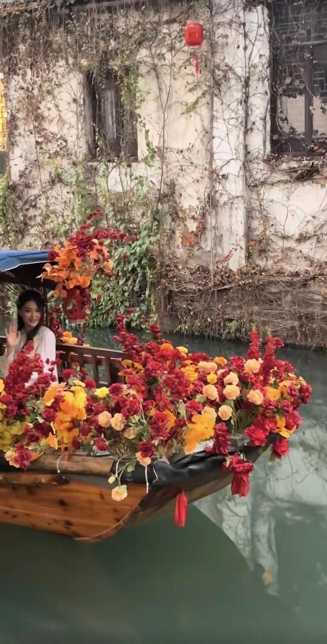 她这也不是古装打扮呀，这套衣服不适合她，不过还是挺美的。