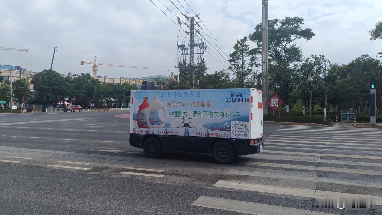 今天在昆明经开区春漫大道过人行横道线遇一无人快递车，吓了我一跳。
人行横道绿灯通