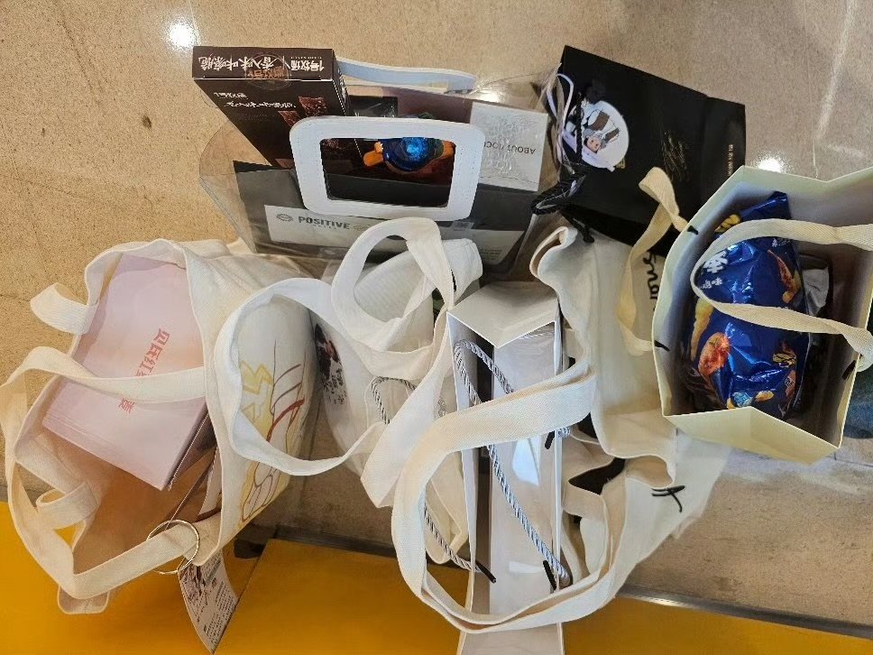 肖战羡慕已经说累了肖战还是太大方了肖战伴手礼17斤，这是伴手礼该有的重量吗 ​​